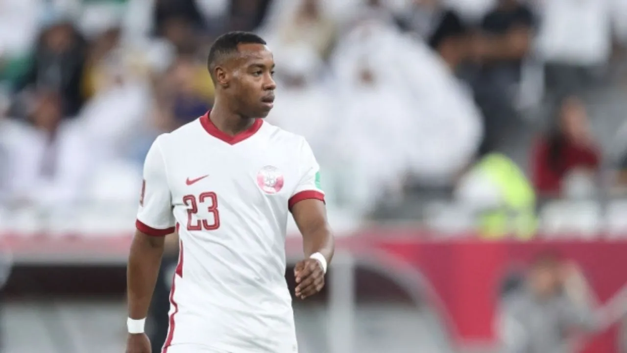 إصابة عاصم مادبو تربك صفوف قطر أمام فلسطين وتبديله اضطراريًا في الشوط الأول